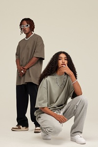 T-shirt pour homme en coton écologique de haute qualité 180g avec détails de la marque RY, col rond, manches courtes, vente en gros pour la vente au détail - Product Image 3