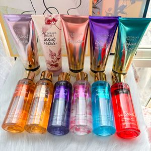 Ensemble <span class=keywords><strong>de</strong></span> lotion corporelle et <span class=keywords><strong>brume</strong></span> parfumée <span class=keywords><strong>Victoria</strong></span> <span class=keywords><strong>Secret</strong></span> Veluet Petals Original pour femmes, 236 ml <span class=keywords><strong>de</strong></span> crème et 250 ml <span class=keywords><strong>de</strong></span> spray - Product Image 1