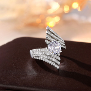 Anello Offset a Forma di Ala d'Angelo per Donne, Gioiello da Dito di Lusso e alla Moda - Product Image 6