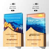 Nouveau trophée en cristal gravé au laser haute définition sur base en bois, remis aux employés exceptionnels lors de la réunion annuelle de l'entreprise