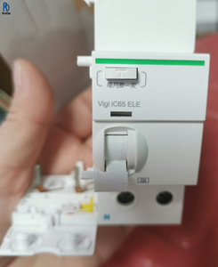 Dispositif de protection contre les fuites VIGI IC65 ELE 2P 40A, disjoncteur différentiel de type A, protection contre les fuites à la terre pour la distribution d'énergie industrielle - Product Image 1