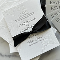 Suite d'invitations de mariage classiques de luxe noir et blanc, papier cartonné, enveloppe noire, ruban en satin, impression florale en relief, impression personnalisée