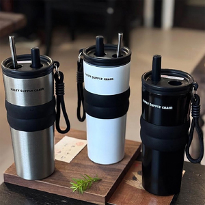 Pastellfarbener Isolierbecher mit Strohhalm - 24oz Wiederverwendbarer Kaffeebecher mit Silikon-Griffhülle, Herzanhänger und Tragegurt - Product Image 2