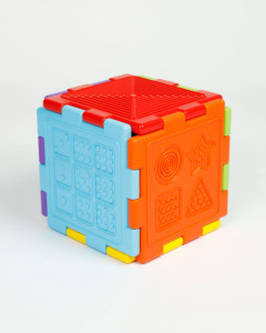 CUBE D'ACTIVITÉS Un cube d'activités vibrant, robuste et stimulant de Girnar, composé de 6 panneaux et contenant un total de 11 activités pour notre jeune prodige. - Product Image 1