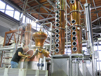 Alambic hybride en cuivre de 2000 L, équipement de distillation clé en main pour whisky, vodka, rhum et gin de qualité supérieure