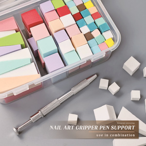 Outil de nail art : Pince à éponge à quatre griffes, bloc de gel effet tofu blanc et coloré, avec coton de tapotage et petit modèle d'éponge - Product Image 1