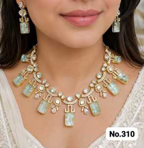 Collier et boucles d'oreilles contemporains en zircon et pierres, ensemble de bijoux de créateur doré pour femme, idéal pour les mariages et les soirées - Product Image 4