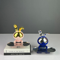 Vente en gros de figurines décoratives métalliques de lapin astronaute mignon, accessoires d'affichage intérieur pour magasin