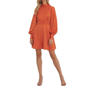 Robe élégante pour femme en satin vintage plissé au niveau du cou et de la taille, manches longues, dos ouvert avec nœud - Product Image 3
