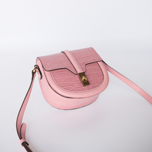 Bolso de cuero de vaca con relieve de cocodrilo de gran venta, bolso de mensaje para mujer diseñado en color Pinck - Product Image 3