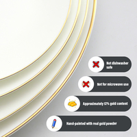 Assiettes en porcelaine fine blanche à bordure dorée, vaisselle de luxe pour la décoration de mariages et d'hôtels.
