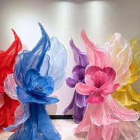 Sculptures florales en tissu de soie personnalisables en gros pour la décoration d'événements et la conception d'espaces commerciaux