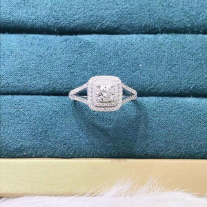 Anello Stile Pave per Donne con Pietre Scintillanti, Gioiello da Dito alla Moda per Uso Quotidiano, Idea Regalo - Product Image 1
