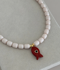Collier ras du cou tendance bohème en acier inoxydable avec perles blanches, pendentif poisson rouge, détail cœur noir et chaîne en corde plaquée or - Product Image 2