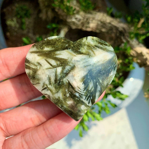 Cuarzo Rutilado de Mica Verde Natural al por Mayor, Corazón Pulido, Piedra de Palma Curativa, Adorno Decorativo, Tema Amor CrystalHola - Product Image 1