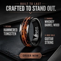Cincin Tungsten Hitam 8mm Berpola Palu dengan Inlay Senar Gitar Rose Gold dan Kayu Tong Whiskey Terbakar untuk Pria