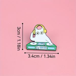 Insignia única con temática musical. Forma de gato con un <span class=keywords><strong>Funky</strong></span> DJ Vibe. Perfecto para el uso diario de personas modernas y amantes de las fiestas. - Product Image 4