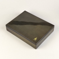 Boîte cadeau en bois de luxe avec placage de bois de palissandre, finition piano haute brillance, doublure blanche, charnière en métal doré, logo personnalisé pour l'emballage de chocolats et de dattes