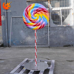 Escultura de piruleta de fibra de vidrio estilo caricatura colorida, artesanía de vidrio para exteriores, para escaparates de tiendas de dulces, puertas de tiendas y decoración de suelos con efecto 'Red Punch' - Product Image 3