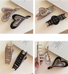 Pinza de Pelo de Plástico para Mujer con Diseño de Corazón Hueco Geométrico y Bloques de Color, Estilo Tiburón - Product Image 4