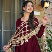 Robe longue élégante en velours bordeaux avec broderies de chaînes perlées, coupe trapèze, manches longues, col en U, pour soirée, coupe droite asymétrique pour femme