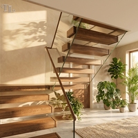 Escalier flottant moderne Tanlong en noyer foncé avec garde-corps en verre sans cadre, main courante en bois massif, escalier cantilever à montantes ouvertes