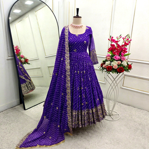 Ensemble Anarkali en polyester brodé violet avec dupatta, coupe ample, tenue traditionnelle indienne et pakistanaise pour femme, longueur ras du sol - Product Image 1