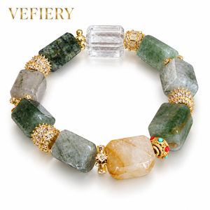 Pulsera de Cuentas Irregulares de Cuarzo Fantasma Verde con Cuentas Geométricas Transparentes en el Centro - Product Image 1
