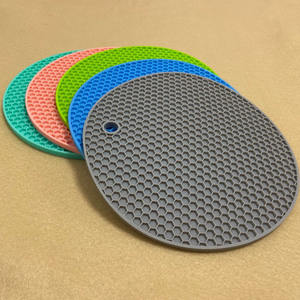 Hot Pads <span class=keywords><strong>tappetino</strong></span> isolante in Silicone <span class=keywords><strong>antiscivolo</strong></span> rotondo a nido d'ape <span class=keywords><strong>tappetino</strong></span> <span class=keywords><strong>multiuso</strong></span> per asciugatura presine sottobicchieri resistenti al calore sottopentola - Product Image 6