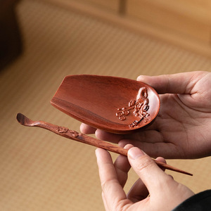 Cuchara de té de madera de nogal con relieve de flor de ciruelo, forma plana para la ceremonia del té - Product Image 2