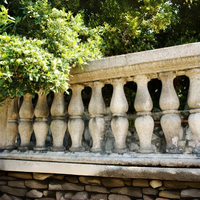 Balustre en granit d'extérieur OEM, balustrade en pierre courbée sur mesure pour escalier, pilier décoratif en pierre pour jardin, cour et balcon