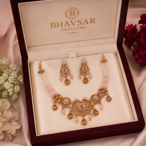 Ensemble de collier traditionnel en perles kundan avec pierres rose pâle, bijoux ethniques dorés pour mariages. - Product Image 6