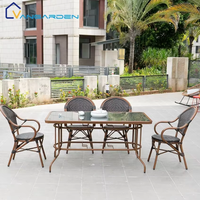 Ensemble table et chaises d'extérieur en rotin empilables, style moderne et minimaliste, confortable, pour comptoir, cour et événements, usage commercial, personnalisable en gros