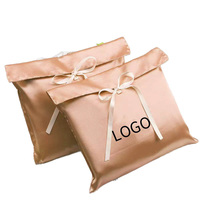 Sac de rangement en tissu satiné avec rabat anti-poussière pour vêtements, foulards et nœuds, personnalisable avec logo