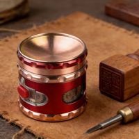Moulin à herbes et épices personnalisé en gros, 63 mm, 4 couches, en alliage de zinc, avec dessus concave et fenêtre latérale, accessoire pour fumeurs