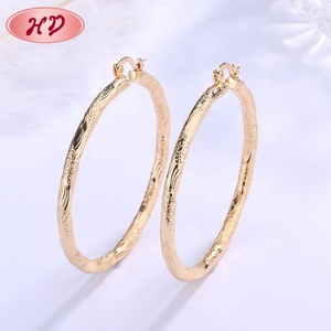 Pendientes <span class=keywords><strong>de</strong></span> Aro Económicos Nuevos y Elegantes para Chicas con Diseño Giratorio <span class=keywords><strong>de</strong></span> Diamantes en Oro <span class=keywords><strong>de</strong></span> 18K, <span class=keywords><strong>Aretes</strong></span> Tipo Huggie Bañados en Oro <span class=keywords><strong>de</strong></span> 18K - Product Image 3