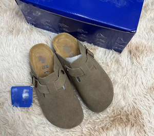 Article populaire : Sandales de plage plates rétro Birkentocks en cuir de luxe et liège avec double boucle, semelle intérieure en EVA souple, caractéristiques de sabots Birkentocks - Product Image 1