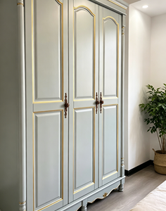 Armoire de luxe en bois massif avec finition dorée, 3 portes, panneaux courbes et base sculptée, pour chambre principale de style farmhouse - Product Image 5