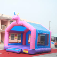 Structure gonflable d'extérieur pour enfants avec toboggan, en bâche PVC épaisse et pistes de glisse robustes, pour jardins, patios et utilisations en extérieur.