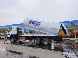 Camion-citerne HOWO 20m³ à double pompe à vide pour déchets liquides et boues, véhicule de dragage d'égouts robuste à vendre - Product Image 2