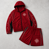 Ensemble court pour homme en nylon rouge, coupe-vent à capuche zippé avec passepoil contrastant et short de survêtement imprimé graphique, vente en gros personnalisée