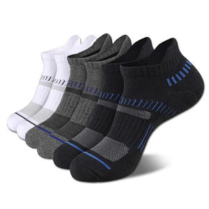 Chaussettes Crew en coton pour hommes Chaussettes de sport à tube court pour les jeunes, respirantes, évacuant la transpiration, simples, noires et blanches, pour le printemps et l'été - Product Image 1