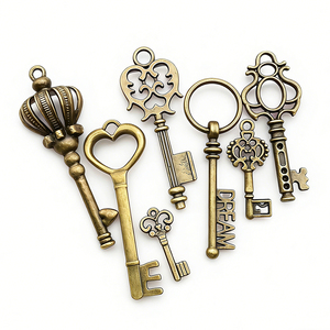 Porte-clés personnalisés en forme de <span class=keywords><strong>clé</strong></span> 3D en alliage de zinc, décapsuleur de bouteille de bière en métal, porte-clés gravés au laser UV sur mesure - Product Image 2