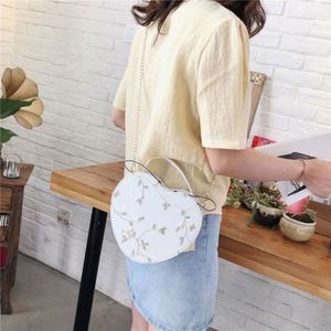 กระเป๋าสะพายข้าง I-0628 รุ่น Factory Crossbody Messenger Bag น่ารักสำหรับสาวๆ แฟชั่นสายโซ่สะพายไหล่ สีลูกกวาด ใช้ได้ทั้งฤดูร้อนและฤดูหนาว - Product Image 4