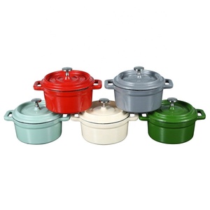 Mini cocotte en fonte émaillée colorée de style américain avec couvercle - Product Image 1