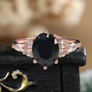 Elegante Anello con Pietra Nera Ovale Placcato in Oro Rosa con Zirconi Scintillanti Laterali per Donne Gioielli Raffinati - Product Image 1