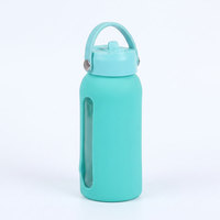 Bouteille d'eau de sport en verre écologique en gros avec manchon doux au toucher et couvercle à paille rabattable anti-fuite