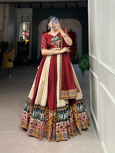 Diseño atractivo Lehenga de seda lisa e impresa con Gamthi y Mirror Work Choli para la noche de Navratri - Product Image 3