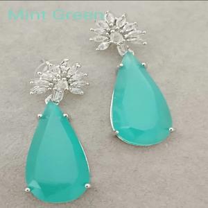 Ensemble de boucles d'oreilles en zircone cubique de qualité supérieure bijoux hypoallergéniques plaqués argent pour femmes accessoire de mode pour les fêtes et un usage quotidien - Product Image 1