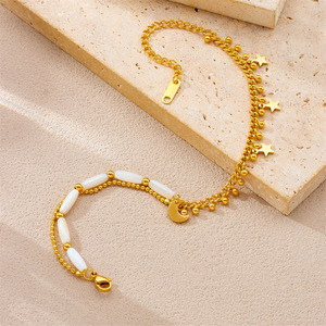 Tobillera Minimalista de Dos Hilos con Estrella y Luna, Chapada en Oro, Acero Inoxidable, Cuentas de Concha Natural Blanca, Pequeño Colgante de Estrella y Luna Creciente - Product Image 4
